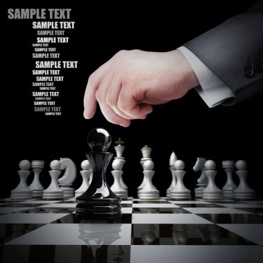 Beyaz satranç satranç tahtası üzerinde yolunu tutan el.