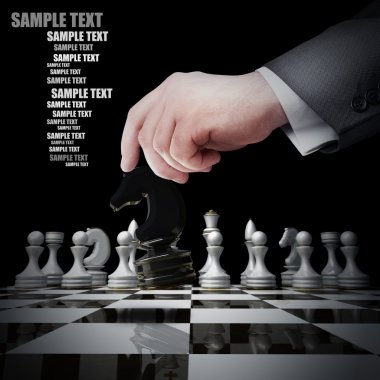 Beyaz satranç satranç tahtası üzerinde yolunu tutan el.