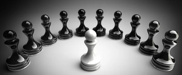 Центральная фигура на фоне шахмат - белая пешка — стоковое фото