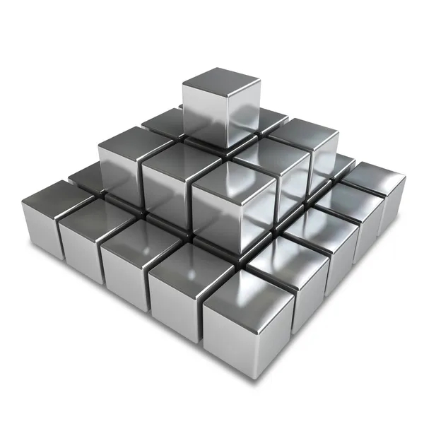 Pyramide avec cubes métalliques — Photo