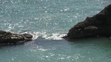 bir aralık içinde kayalar ile sıçramasına dalgalar deniz.