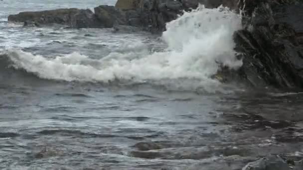 海浪溅上岩石和沙滩. — 图库视频影像