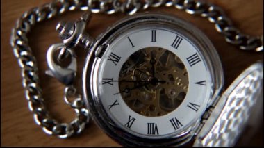İkinci el hareketli eski gümüş cep saati.