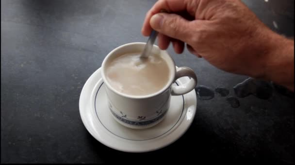 Copo com um saquinho de chá sendo mexido . — Vídeo de Stock