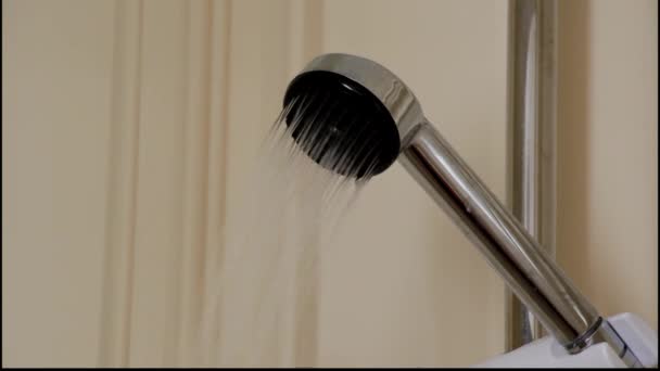 Agua que fluye de una cabeza de ducha. — Vídeos de Stock