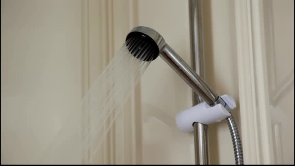 Voda tekoucí ze sprchy. — Stock video
