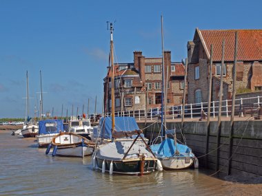 blakeney, kıyıya vurmuş yelkenli tekneler.