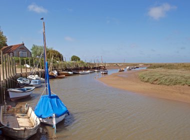 blakeney, kıyıya vurmuş yelkenli tekneler.