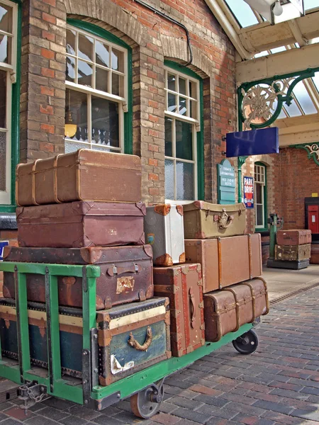 1940-talet stil bagage på sheringham station. — Stockfoto