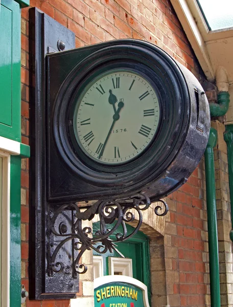 Klocka på sheringham station. — Stockfoto