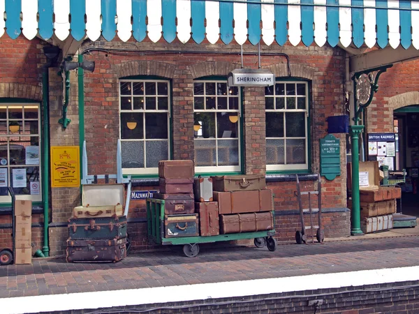 Čtyřicátých let styl zavazadla na stanici sheringham. — Stock fotografie