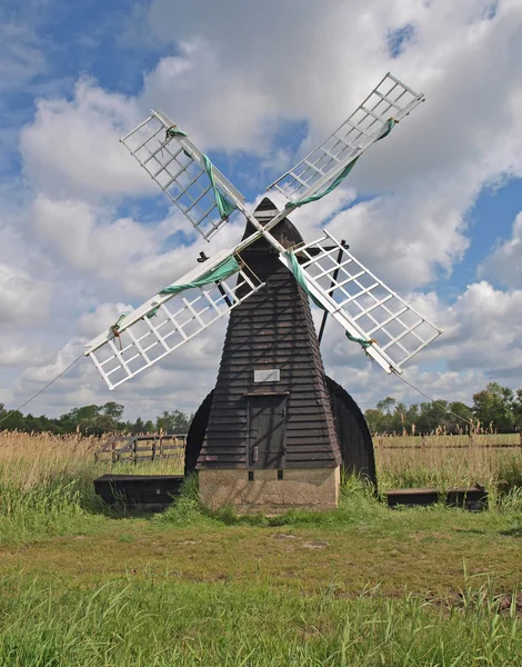 17e-eeuwse houten wind aangedreven fen afvoer pomp. — Stockfoto