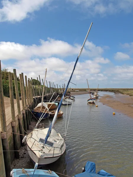 Beached sailing boats at Blakeney. — Stock Photo, Image