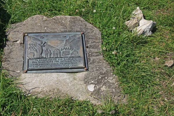 Commemoration plaque in Winnats Pass. — Stock Photo, Image
