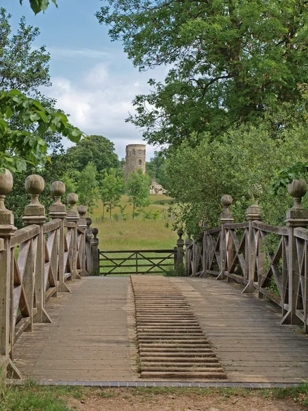 Kinesiska bron med dåraktigt i bakgrunden på wimpole — Stockfoto