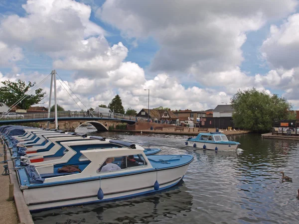 Barche diurne sul fiume Bure a Wroxham . — Foto Stock