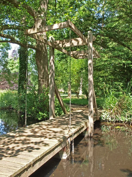 Tekenen van brug in het bos lopen in de oxburgh hall. — Stockfoto