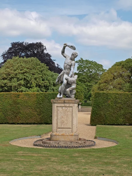 Een standbeeld in wimpole hal. — Stockfoto