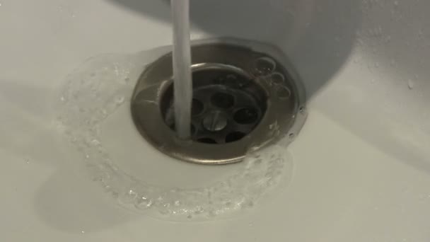 Agua que fluye en un lavabo del baño . — Vídeos de Stock