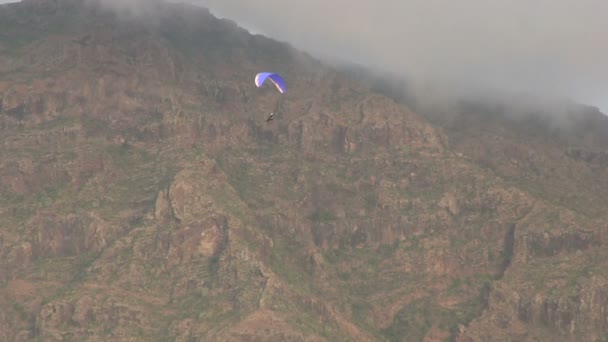 Vol à voile près d'une montagne nuageuse . — Video