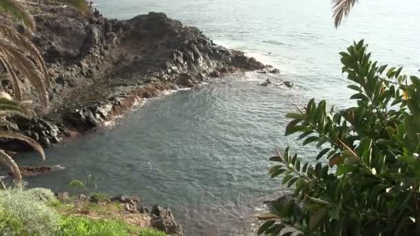 Vagues de mer éclaboussant les rochers . — Video