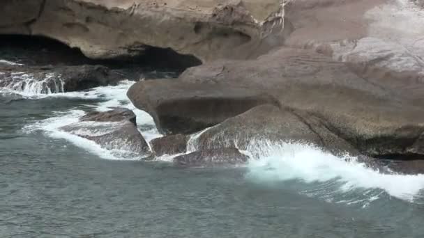 Sea waves splashing on rocks. — Stock Video