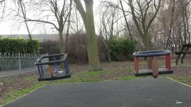 Kinder schaukeln auf einem Spielplatz. — Stockvideo