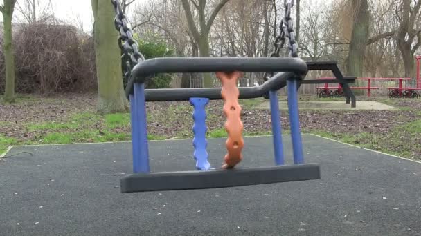 Kinder schaukeln auf einem Spielplatz. — Stockvideo