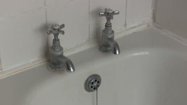 banyo musluklar açık olduğundan.