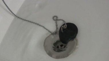 Iağım çukurunun dibini akan su.