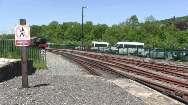 Stoomtrein trekken in een station. — Stockvideo