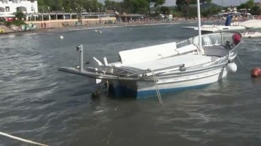 küçük tekne demirlemiş off shore.