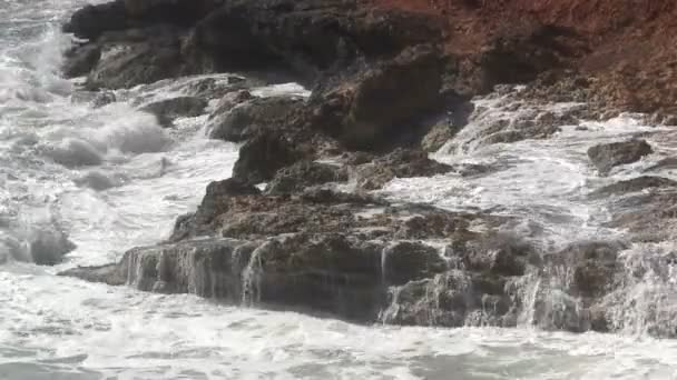 海浪溅在岩石上. — 图库视频影像