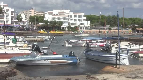 Barcos amarrados en un puerto . — Vídeo de stock