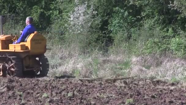 Oldtimer-Raupen bei Traktorvorführung. — Stockvideo