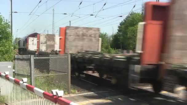 Τρένα σε ισόπεδη διάβαση, κύρια γραμμή. — Αρχείο Βίντεο