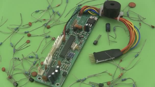 Electronic circuit rotating on a green background. — Stock Video
