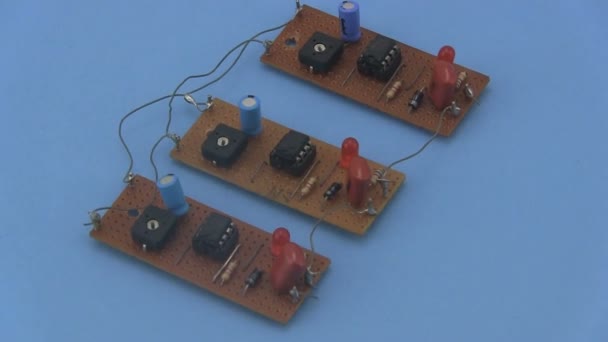 Circuit électronique tournant sur fond bleu . — Video