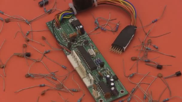 Circuit électronique tournant sur fond rouge . — Video