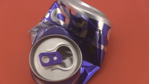 Crushed Drinks Dose auf rotem Hintergrund. — Stockvideo