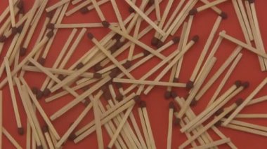 kırmızı bir arka plan üzerinde eşleşme sopa.