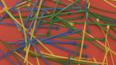 kablo bağları veya kırmızı bir arka plan üzerinde ny-kilit.