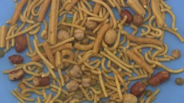 Bombay mix na niebieskim tle.