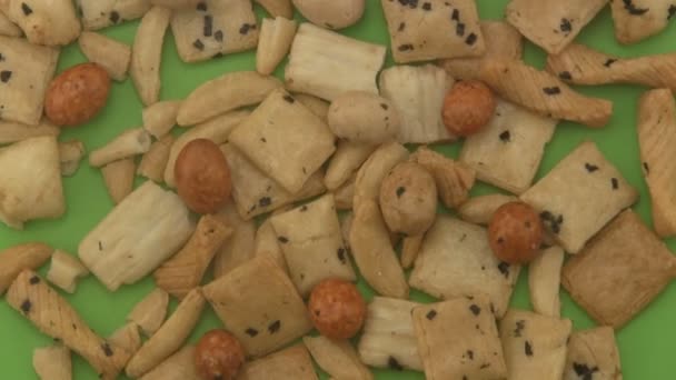 Galletas de arroz sobre un fondo verde . — Vídeos de Stock