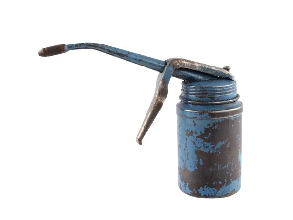 Velho, azul, lata de óleo enferrujado em um fundo branco . — Fotografia de Stock