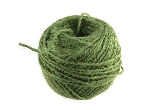 Bola verde de corda ou cordel sobre um fundo branco . — Fotografia de Stock