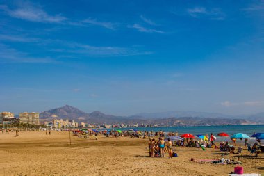 Ilık ve güneşli bir günde İspanya 'nın Alicante şehrinde sahili olan güzel deniz manzarası