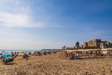 Ilık ve güneşli bir günde İspanya 'nın Alicante şehrinde sahili olan güzel deniz manzarası