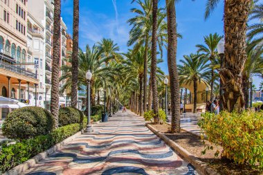 İspanya 'da Paseo de la clarada alicante ile güzel bir yaz manzarası