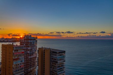 İspanya 'nın Alicante şehrindeki plajda güzel bir gün doğumu.
